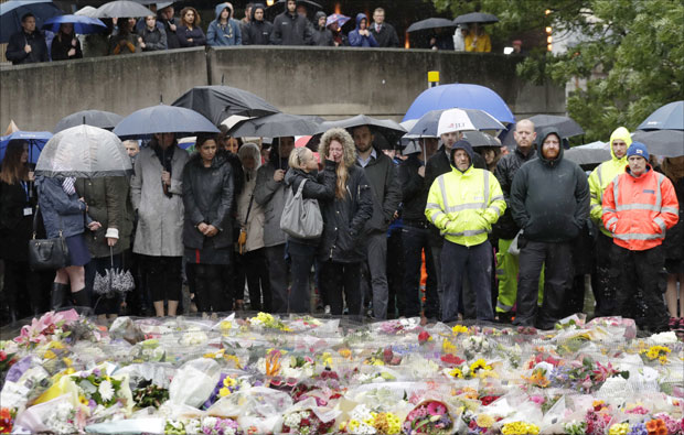 ТИШИНА У БРИТАНИЈИ: Мук и гнев за жртве напада `